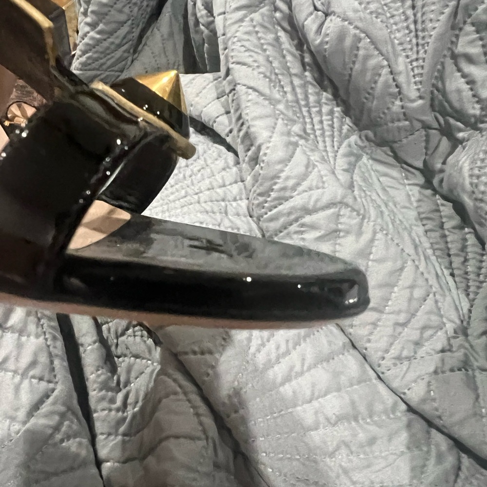 Fendi Women's Black and Gold Sandals - Picture 9 of 10